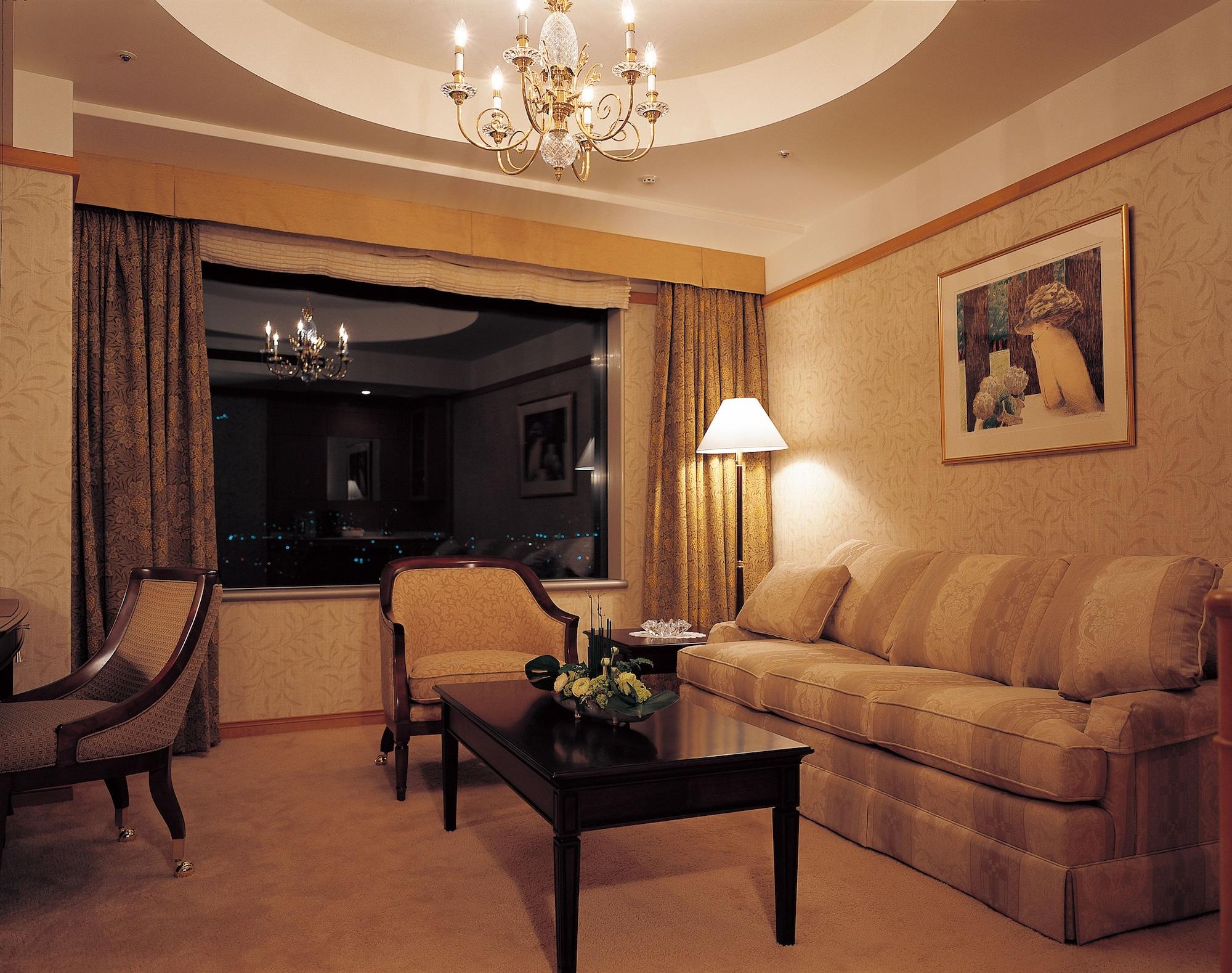 Sapporo Prince Hotel Buitenkant foto A living room in a suite at the Mandarin Oriental, Tokyo