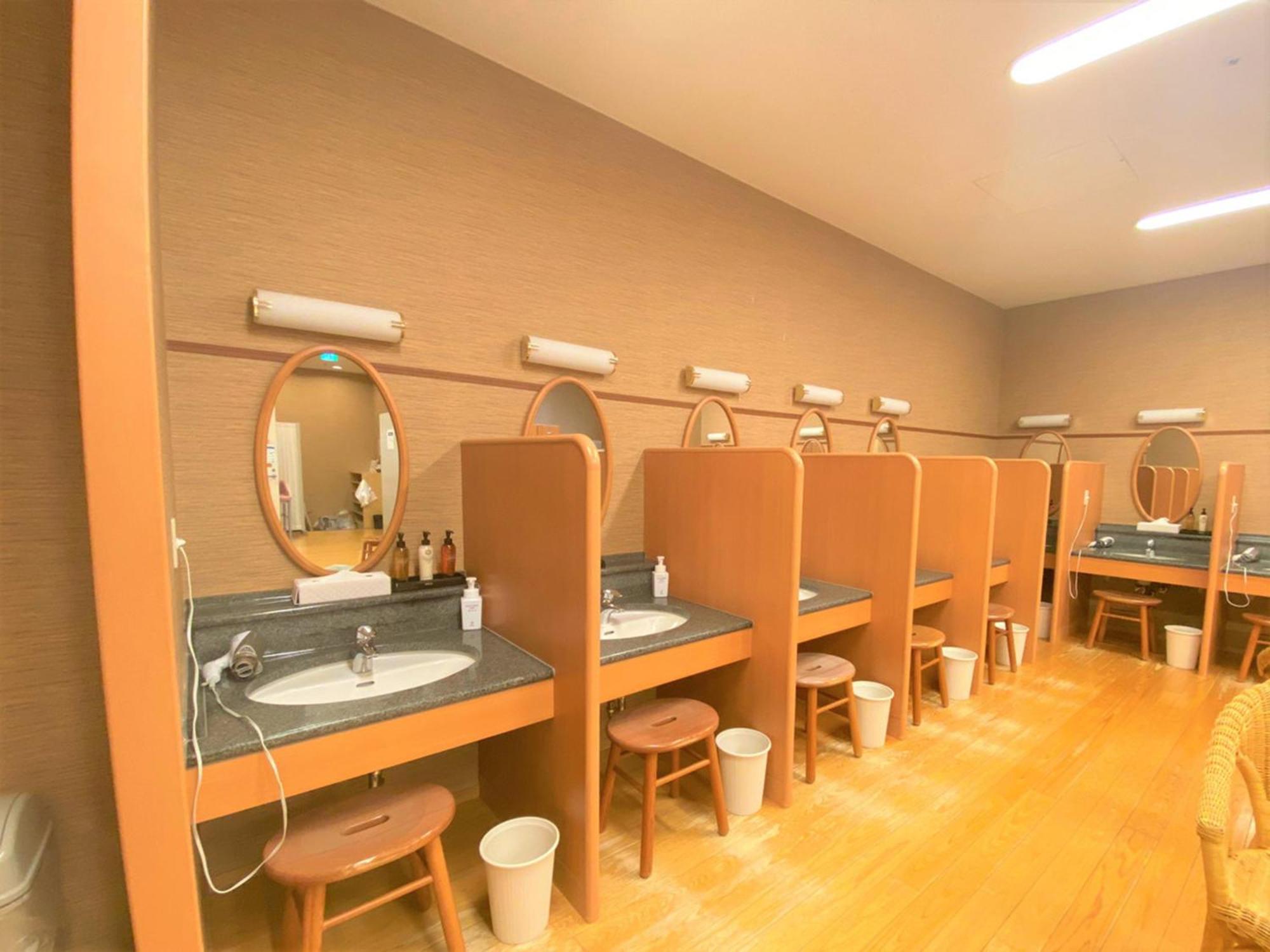 Sapporo Prince Hotel Buitenkant foto A Japanese onsen's washing room