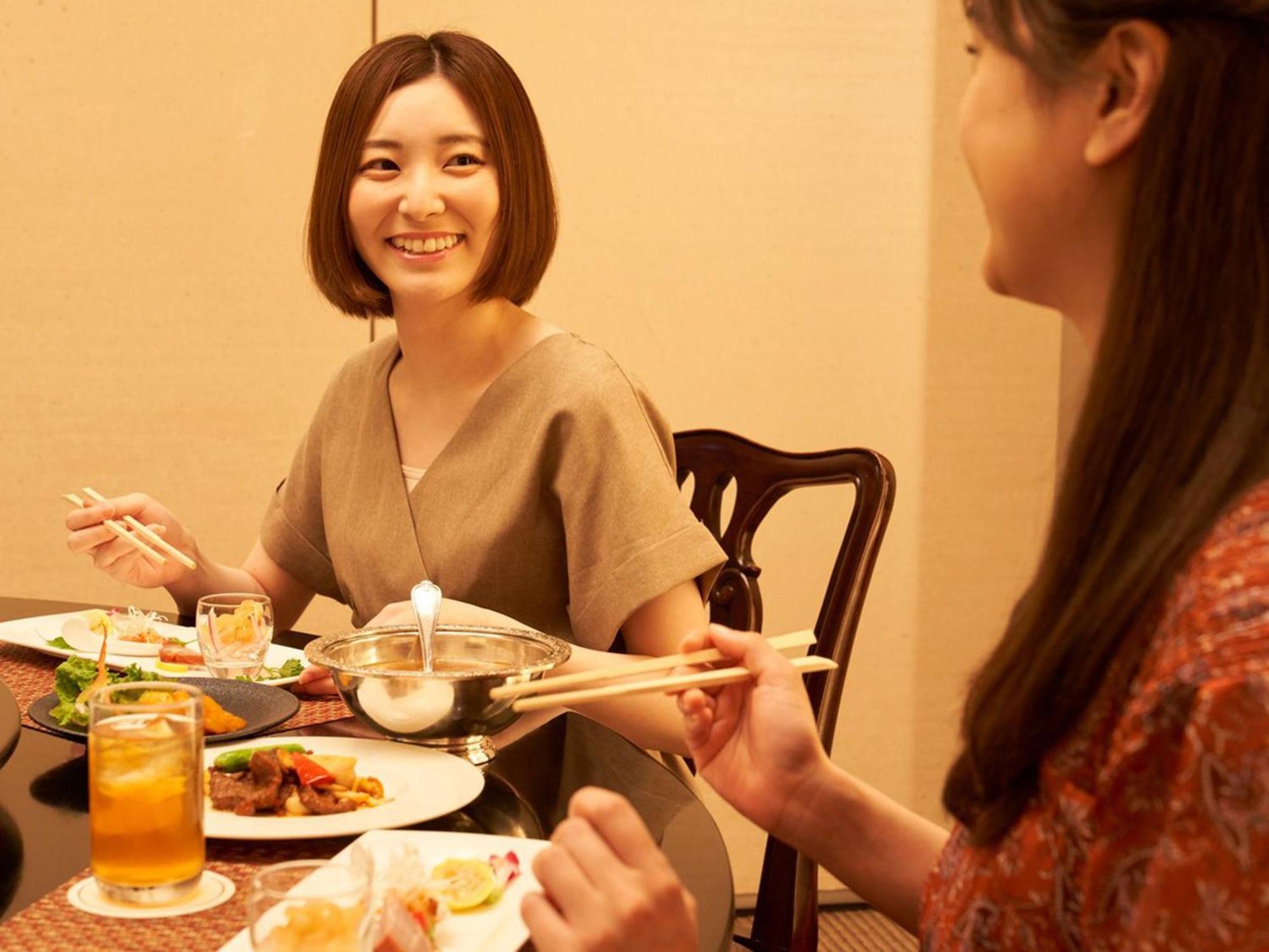 Sapporo Prince Hotel Buitenkant foto Japanese women eating with chopsticks