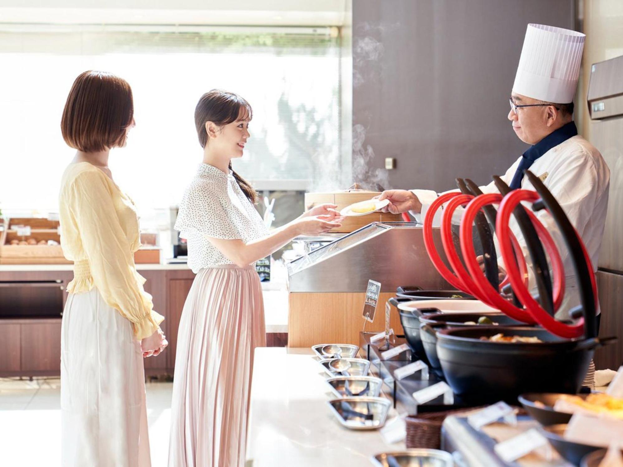 Sapporo Prince Hotel Buitenkant foto A chef serving food to guests
